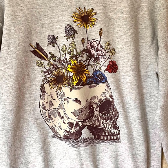 Bloom Skull Gray Gildan Sweatshirt Flowers - Medium - Picture 2 of 5